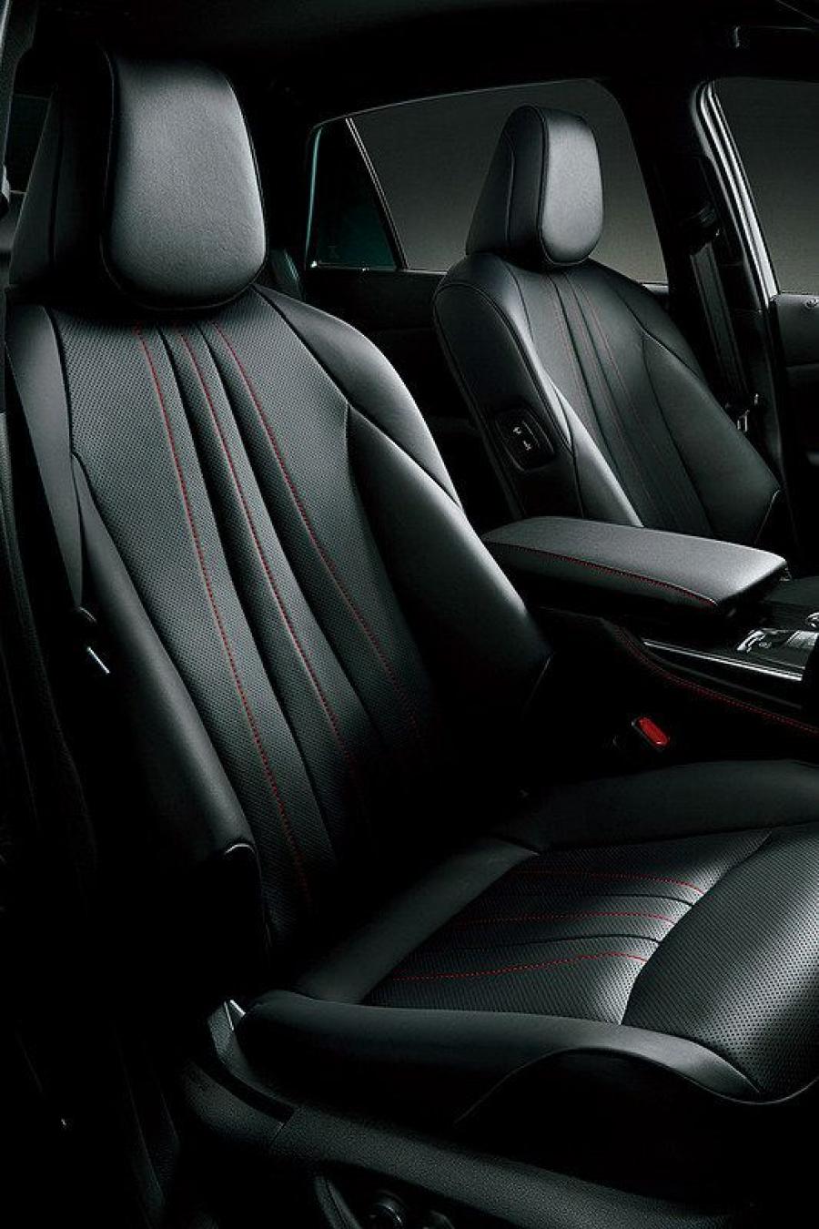 Интерьер Toyota Crown Sport Style Hybrid 2019 года  (фото 14 из 18)